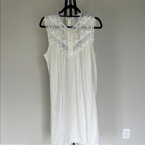 EUC Vintage 70s-Early 80s Barbizon Nightgown | Lace Yoke | Made in USA | Size M